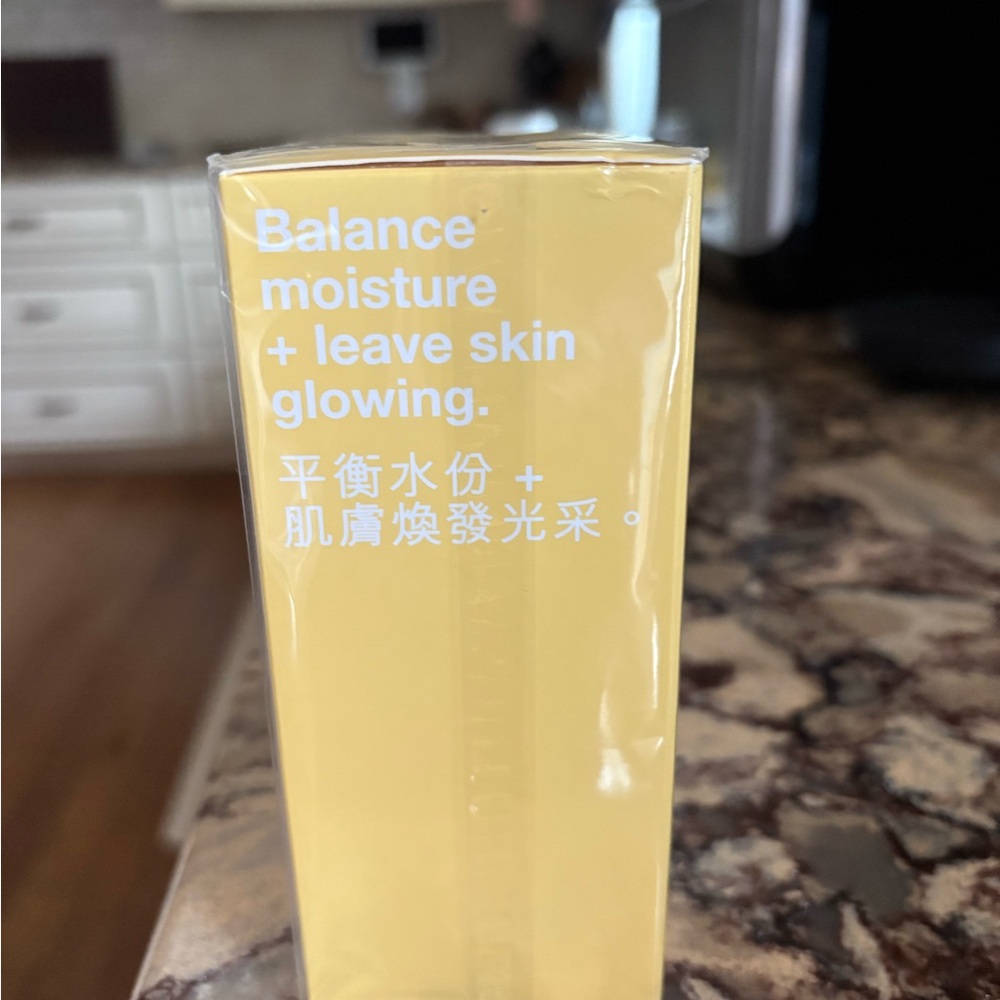 Clinique Moisturizing Lotion and Hydrating Jelly Duo - Yellow and White - Picture 3 of 4